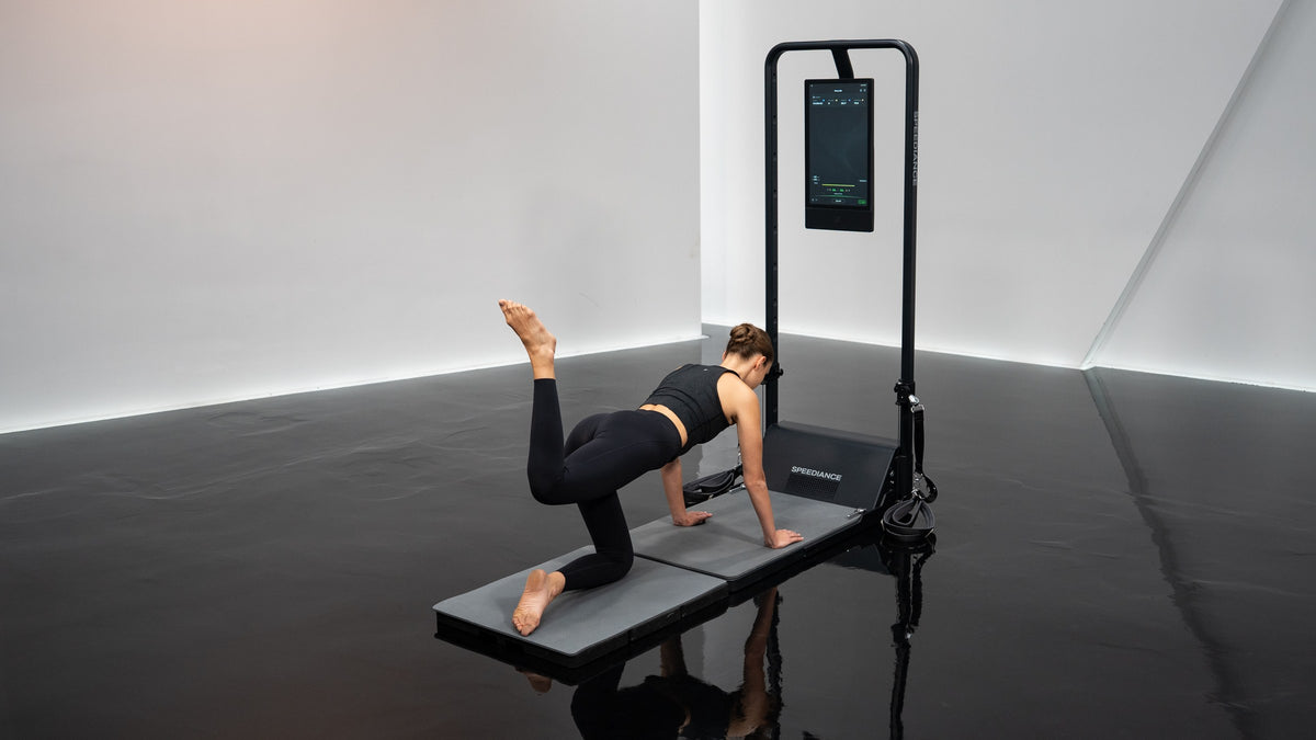 Pilates am Gym&nbsp;Monster in einem weißen Studio