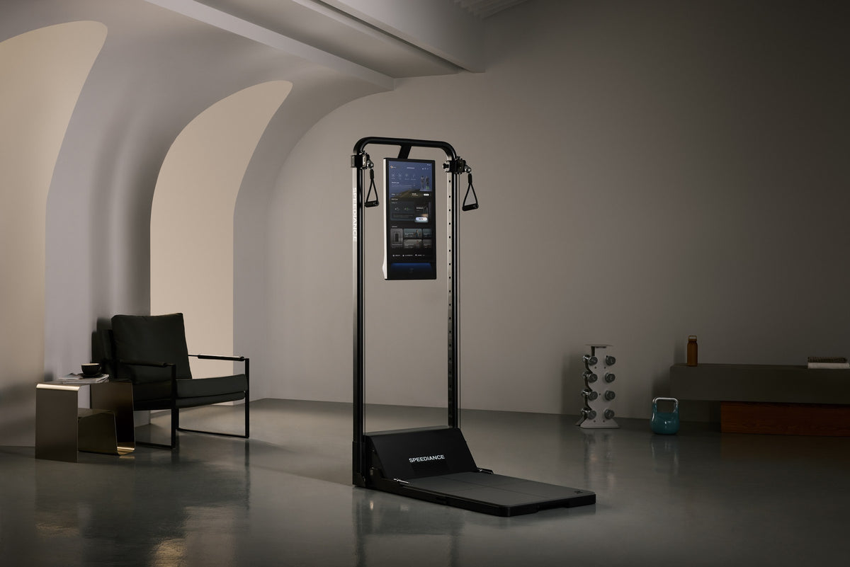 Gym&nbsp;Monster&nbsp;3 in einem Galerieraum mit Rundbögen