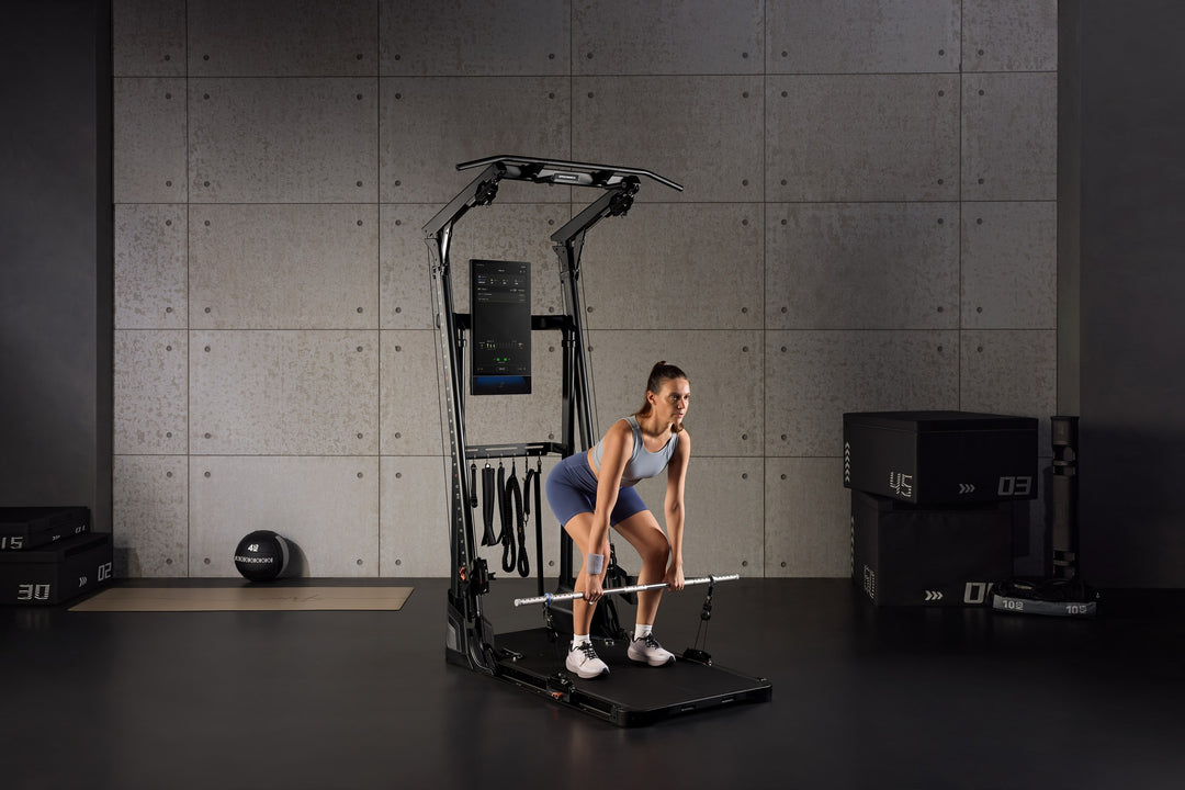 Kreuzheben am Gym&nbsp;Monster&nbsp;Ultra in einem Studio mit Betonwänden