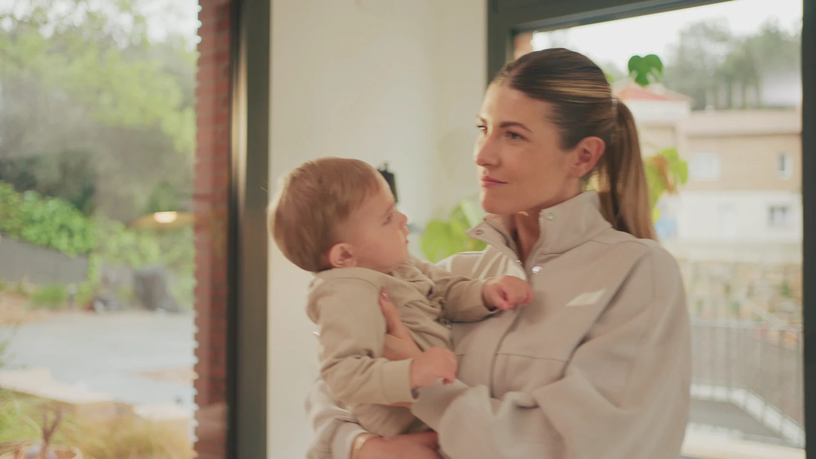 Eine Mutter genießt einen ruhigen Moment mit ihrem Baby zuhause, aus Speediances Familienfilm