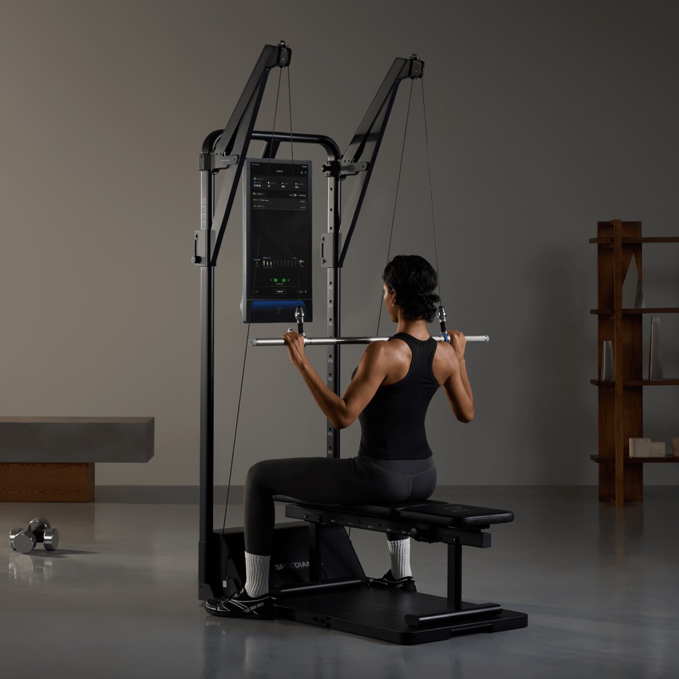 Speediance Extension Arms am Gym Monster montiert, Latzug im Sitzen