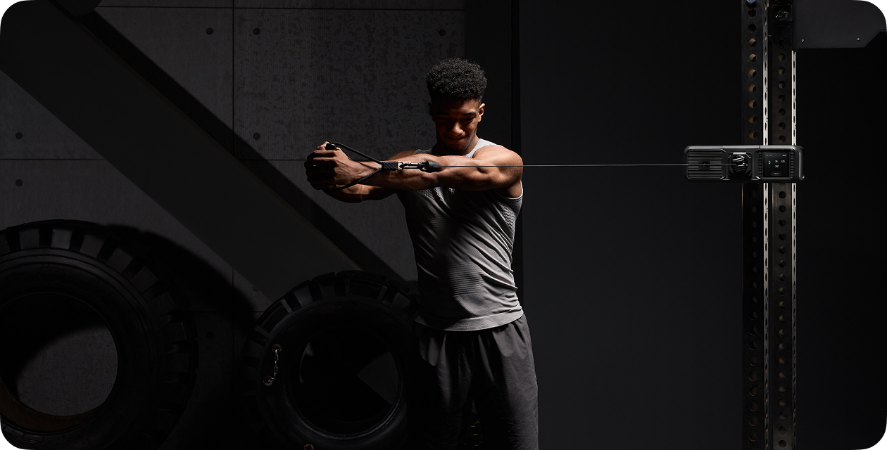 Athlète utilisant une configuration Gym Nano à deux câbles