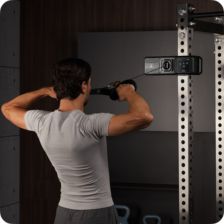 Athlète réalisant un face pull avec le Gym Nano