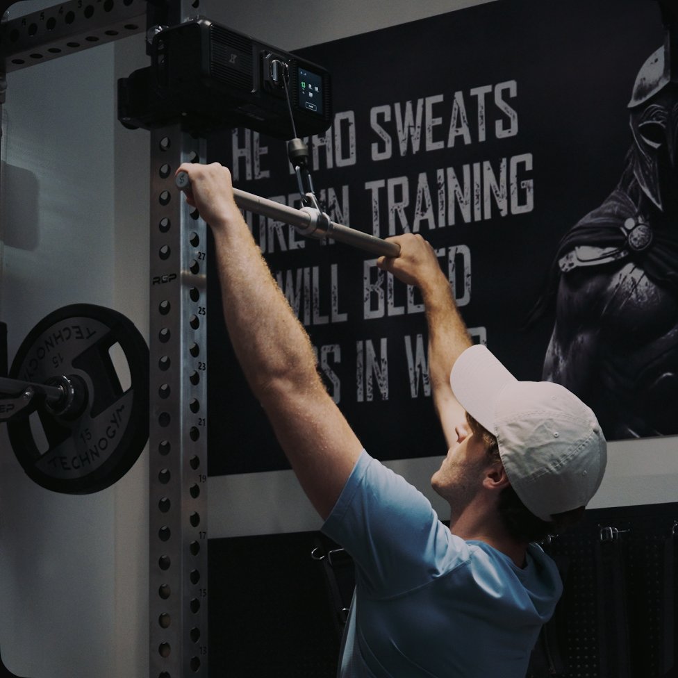 Athlète exploitant l’amplitude de câble du Gym Nano