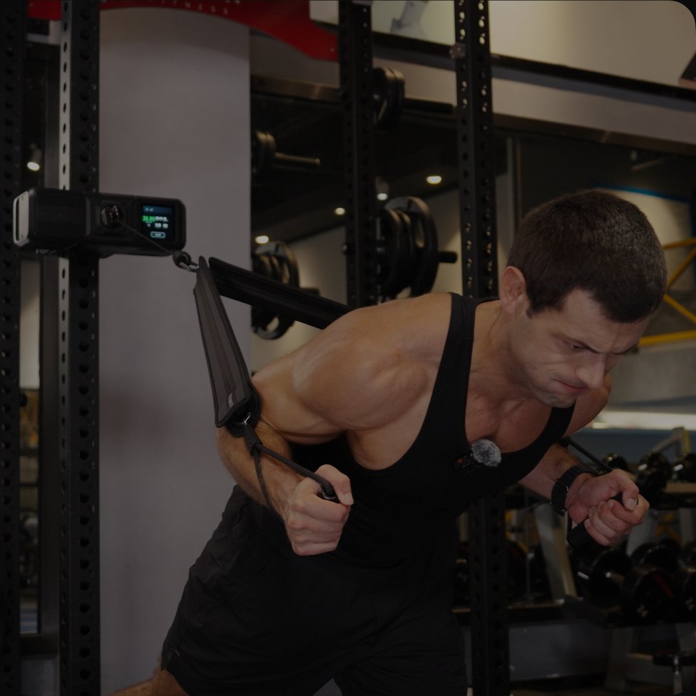 Athlète s’entraînant avec la résistance intelligente du Gym Nano
