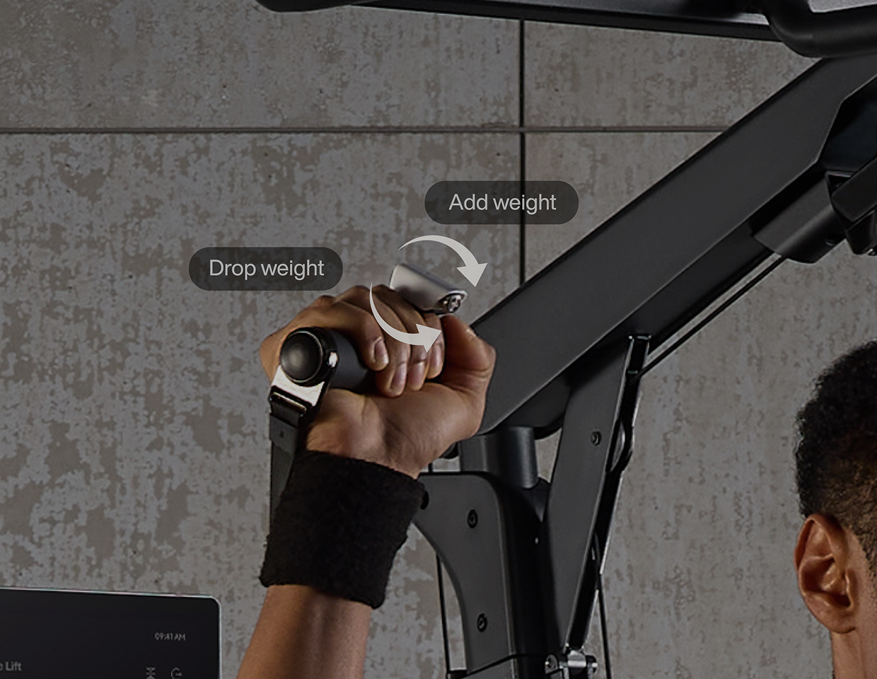 Sportler nutzt den Seilzugbereich des Gym Monster Ultra